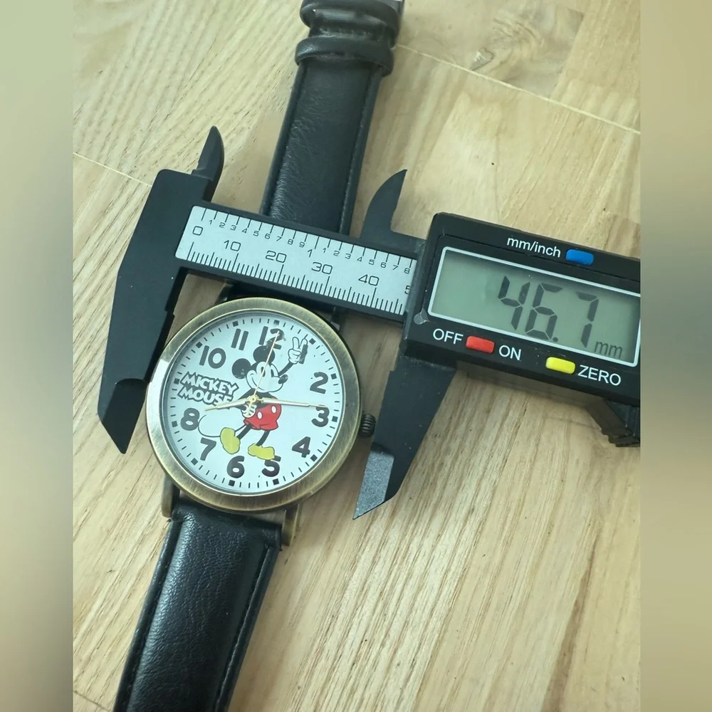 Disney mens Mickey Mouse watch NEW BATTERY